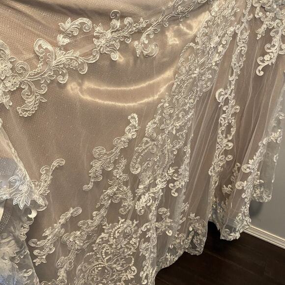 Elegant Lace Wedding Dress in Cream - Picture 9 of 12